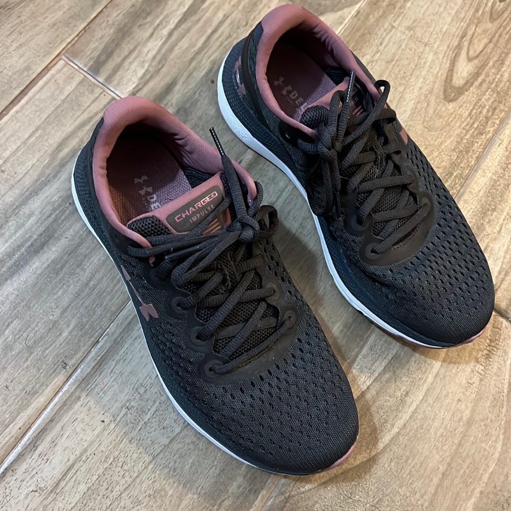 Under armor shoes, like new